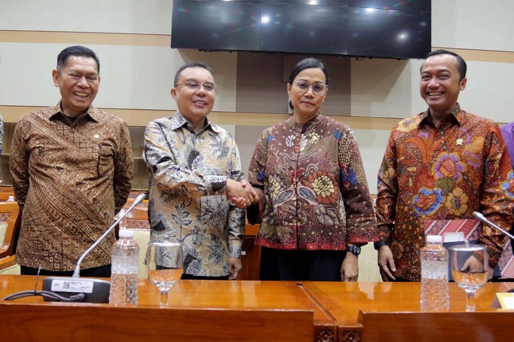 Menkeu Sri Mulyani berjabat tangan dengan Wakil Ketua DPR RI Sufmi Dasco Ahmad
