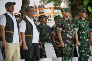 Jenderal TNI Agus Subiyanto didampingi Menteri Lingkungan Hidup/Kepala Badan Pengendalian Lingkungan Hidup Dr. Hanif Faisol Nurofik, S.Hut., M.P. membuka secara resmi dimulainya kegiatan Aksi Bersih Pantai