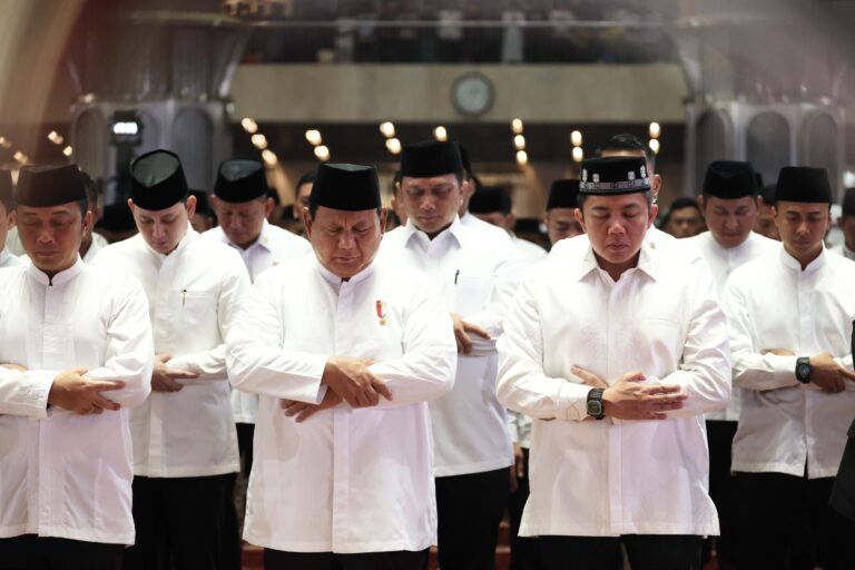 PRESIDEN PRABOWO SALAT