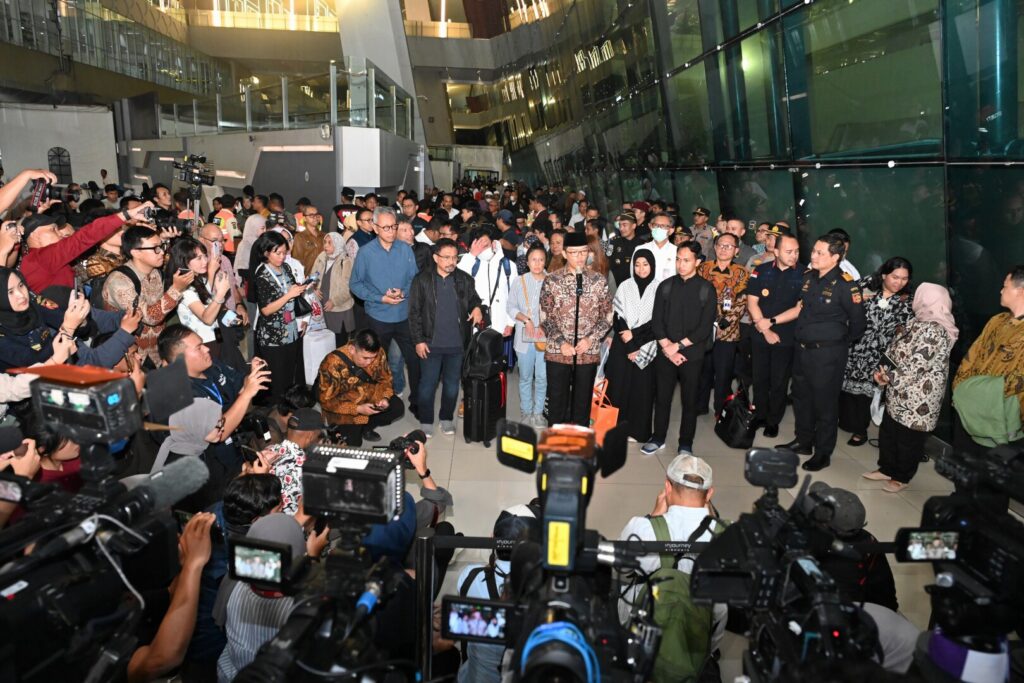 Menlu Sugiono menjemput kepulangan WNI dari Tehran, Iran